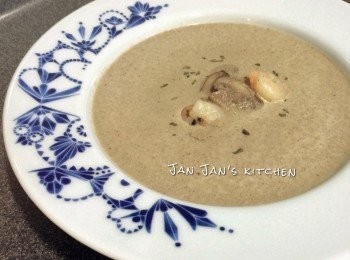 step3: 海鮮預先灼熟，上碟前放入即可。