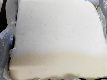 step8: 將攪拌好的草莓果凍倒入布丁上面，再次放入冰箱30分鐘即可。