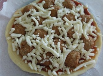 step2: 將肉丸鋪上後撒上芝士。