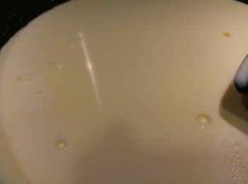 step1: <span class="group_2">吉士醬</span>料全部一起煮熱,煮到形成糊狀為止,如想更細滑可過篩一次,然後放入雪櫃雪凍備用。