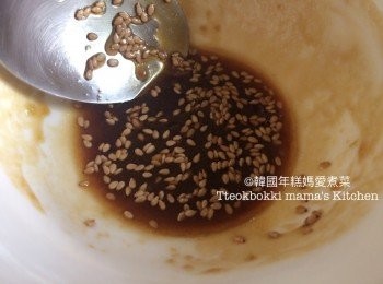 step1: 將<span class="group_2">醬汁</span>材料拌勻待用。(如果想辣一點wasabi份量可增加多一點。)
煲飯，煎蛋切絲，紫蘇葉切絲，牛油果半隻切片(大约用６片)，蕃茄切一半(隨個人喜好可轉用三文魚子)，備用。