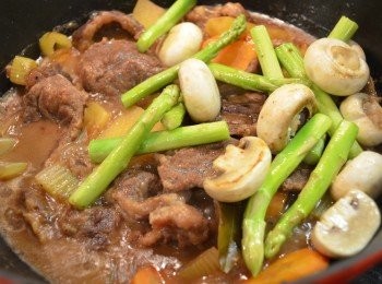 step10: 然後放入燉鍋中繼續燉煮約10分鐘，灑下少許黑胡椒粉煮多2分鐘即可。