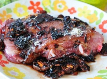 step3: 加入淡甜和露、米酒抓捏，再灑些少許的醃肉粉，蓋上保鮮膜醃漬約1小時