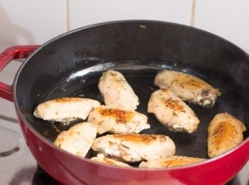 step6: 雞中翼醃好後，中大火燒熱鍋子，下一點油，油熱後下雞中翼，每面各煎 1 – 2 分鐘至金黃色，加入 2 湯匙清水．蓋住，調到慢火多煮 2 – 3 分鐘後打開蓋子將雞中翼反面，再加入2 湯匙清水（如前一次的水沒有乾透可酌量減第二次下水的份量），蓋住多煮2 – 3 分鐘至<a href="https://bit.ly/3zHU5V3" target="_blank" data-keyword="雞翼" class="guide-link"><strong>雞翼</strong></a> <span style="display:inline-block;vertical-align:middle;margin-top:-3px;color:initial;border-radius:3px;padding:2px 3px;font-size:12px;line-height:14px;background:#87d300;color:#fff;">即買</span> 全熟