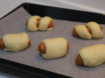 step5: (5) 之後做造型，用麵團包好腸仔，二發約30-45分鐘