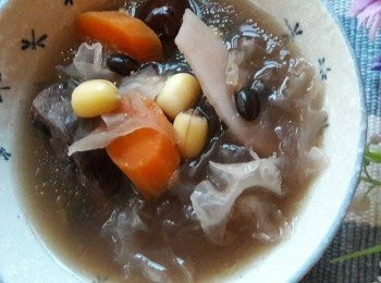 step4: 開火煮滾後轉中小火煲一小時 , 再加入蓮子煲30分鐘 , 然後加鹽調味即可