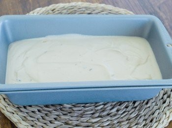 step4: 最後可加入巧克力碎，倒入容器內，放入冰箱最少四個小時