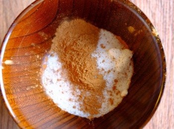 step5: 把餡料用砂糖及玉桂粉放在碗內混和