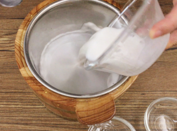 step6: 當煮豆漿時，預備好的石膏粉和鷹粟粉及30ml水加入碗，攪勻粉水後倒入煲。