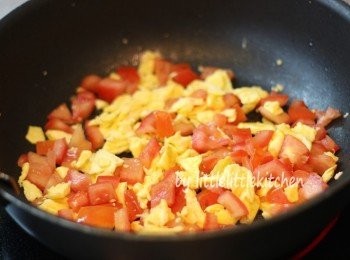 step3: 加入素雞粒和番茄粒炒勻，下茄汁，黑胡椒調味