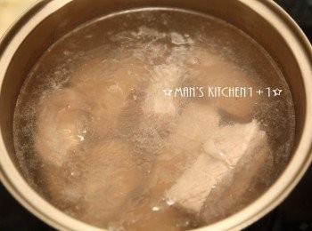 step1: 一開始先將排骨汆燙後洗淨備用。