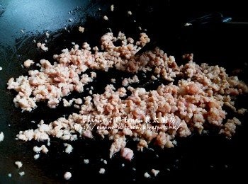 step8: 燒紅鑊 , 將豬肉碎放入鑊中炒至熟透備用