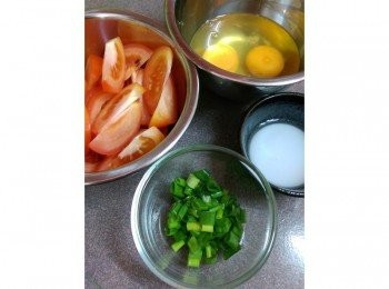 step1: 番茄切塊（越小越薄越好），雞蛋要常溫比較好哦~然後2小匙的太白粉就兌2小匙的水備用