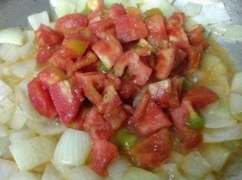 step5: 加入蕃茄~蕃茄要過油炒過茄紅素才會釋放出來~