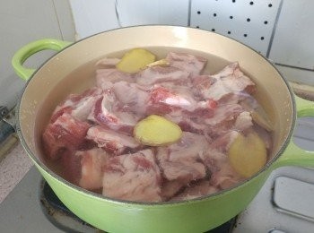 step2: 加薑片及紹酒出水10分鐘， 撈起沖淨備用