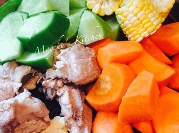 step2: 青紅蘿蔔滾刀切件，粟米切段，南北杏沖淨。