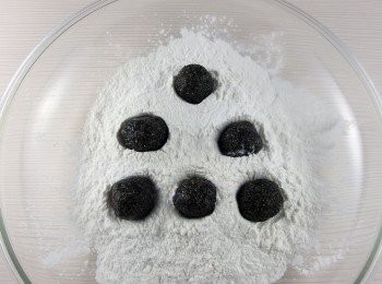 step8: 將濕的內餡放入糯米粉裡。