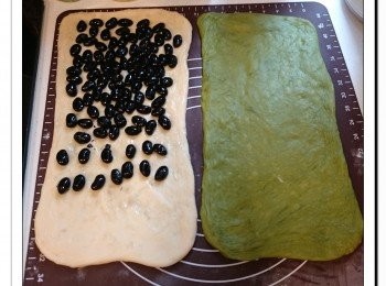 step4: 將麵團輕輕按壓排出空氣, 擀成16X34cm的長方形。
在原味麵團上面放上黑豆粒, 上面部份放密一點。再放上抹茶麵團, 並排出中間的空氣。