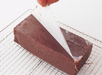 step12: 把鋪在底部的紙撕除。