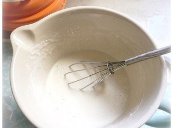 step1: 將一包鬆餅粉，加入180ml牛奶，還有1茶匙沙拉油，打發均勻，便成為鬆餅粉漿。

*Tips: 無論是自己調粉漿，還是用現成的鬆餅粉開粉漿，一定要加一小匙菜油到粉漿內，再打發均勻。

沒有油的粉漿，製成品很易黏在模具上，焗好之後便很難脫模。有些人會教在模具上掃一層油，但掃油很難均勻，於是焗出來的成品便會上色不佳。
