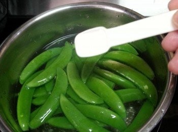 step7: 蜜糖豆用鹽半茶匙,砂糖1茶匙烚2分鍾,隔去水份待用