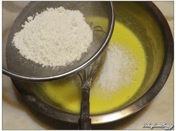 step10: 再將巳先過篩的低筋麵粉篩入攪拌至無粉狀