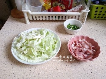 step1: 椰菜洗淨切幼絲 , 煙肉切細片