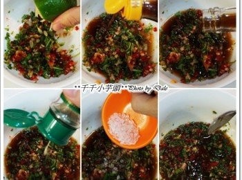 step4: 切好的蒜頭香菜辣椒末裡加入1顆檸檬汁，烏醋１匙，醬油２匙，胡椒粉少許，冰糖１匙，然後攪拌均勻(可依個人喜歡增減辣度及酸度)