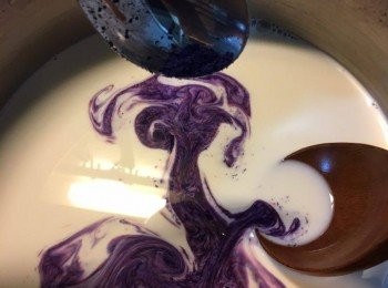 step1: 先把牛奶、砂糖倒入煲用細火煮溶就熄火，隨即落淡忌廉同紫薯粉攪勻放涼