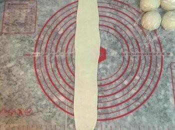 step9: 取第一顆滾圓的麵糰，搓成長條型後，用桿麵棍平滾長。