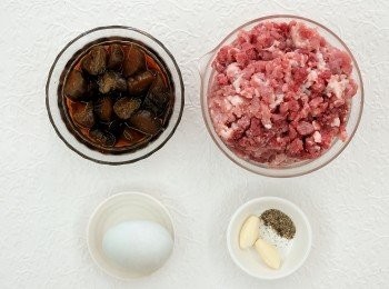 step1: 準備<span class="group_1">食材</span>。 生的鹹鴨蛋可在市場賣雞蛋攤位或南北貨店鋪購買到。豬絞肉可選擇9(瘦肉):1(肥油)的比例。用菜刀將豬絞肉稍微剁碎,讓它產生一些筋性(口感會比較好)。