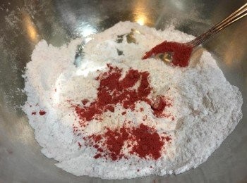 step2: 每款口味50g冰皮粉、15g 糖粉、2茶匙蔬果粉攪勻過篩，跟住加入40ml 牛奶搓揉成粉糰，放入雪櫃約20分鐘