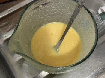 step2: 將所有粉類分3-4次加入雞蛋溶液中，拌勻成粉漿，將粉漿過篩，令粉漿幼滑，倒入大量杯內