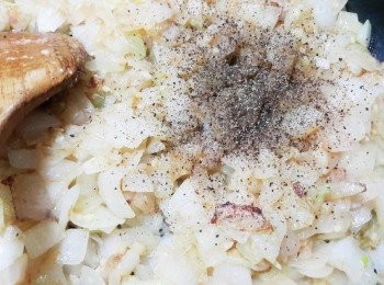 step2: 起鍋將洋蔥與薑，蒜末一起炒香加入黑胡椒粉與鹽巴調味炒至洋蔥出水軟透，起鍋備用