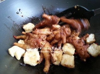 step8: 鑊中爆香豆豉及辣椒粒 , 將之前盛起的鳳爪及豆卜回鑊拌勻