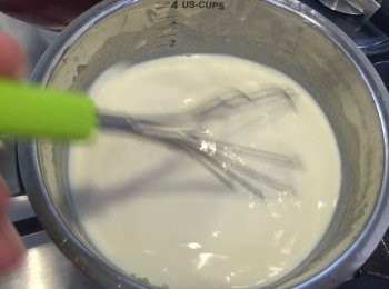 step2: 再加入牛奶，轉中小火，不停攪拌，大約2-4分鐘，