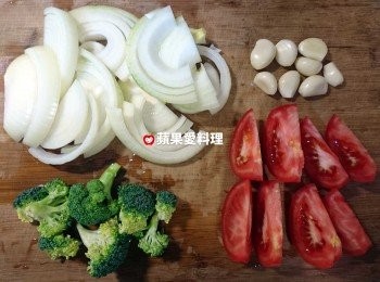 step2: 洋葱逆紋切片，蕃茄切片，蒜頭去皮，將青花椰的粗纖維削除。
