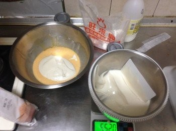 step5: 將步驟B挖1/3入步驟A內輕輕拌勻至看不到蛋白霜，再將剩下的倒入拌勻。