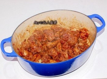 step4: 放入牛尾和牛腩拌炒到上色,依序加入辣豆瓣醬及沙茶醬和醬油拌炒爆香,倒入味霖及米酒拌炒到酒精揮發