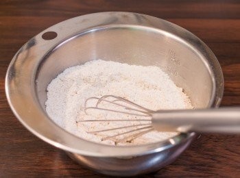 step2: 曲奇底做法：消化餅碎、低筋麵粉、泡打粉和鹽以手動打蛋器拌勻和打散粉粒備用。