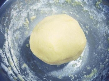 step4: 揉成光滑的麵糰即可!!! 然後包上保鮮膜放入冷藏室30分鐘~