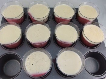 step9: <span class="group_4">香草奶酪</span>稍微冷卻後,再倒入<span class="group_3">草莓奶酪</span>裡,這樣可做出雙色口味的奶酪。<span class="group_4">香草奶酪</span>液不可過熱,一定要稍微冷卻才能加入,不然熱度會將<span class="group_3">草莓奶酪</span>融化。完成後放冰箱冷藏2小時以上,即可享用。