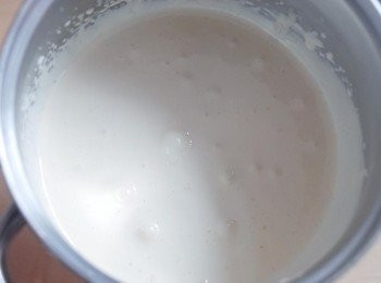 step3: 然後在另一個碗內，打發蛋黃及糖，打發至蛋液變淡黃色，份量增加一倍，用蛋液可劃出8字（這需約5分鐘）