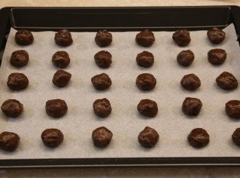 step4: 曲奇滾成球狀，放上碎朱古力在表面，跟住輕輕壓成塊狀