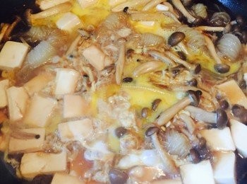 step4: 將2/3蛋液倒入鑊內，加蓋先煮20秒。再倒入剩餘的蛋液，加蓋再焗10秒。煮好後淋在飯面即成。