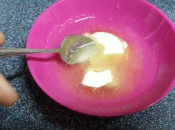 step3: 魚膠粉加入凍開水中混合靜置至發大