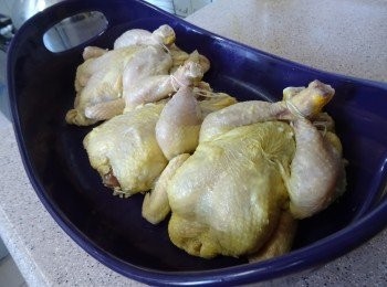 step5: 取出雞， （如雞表面上有蒜粒要抹去否則焦了會苦）, 用綿繩將雞腿係繫好， 
在雞上掃一層薄油