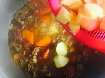 step5: 將蘋果塊倒入鍋中，繼續煮多15分鐘。(除了蘋果，可以用水晶梨代替；或者加入蘋果蓉或梨蓉，令肉質更鬆軟帶甜味)