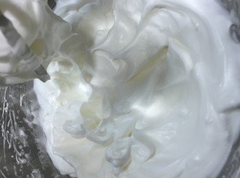 step2: 2. 先將旦白分三次加入砂糖a,以高速打發至尾部小彎勾便可以停手了