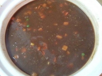 step5: 記得用中小火煮就好 , 不然咖哩會黏鍋底和煮焦 ,  此時把紅黃椒加入